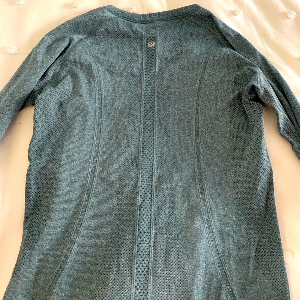 Lulu lemon long sleeve tech shirt. Terrific condition!